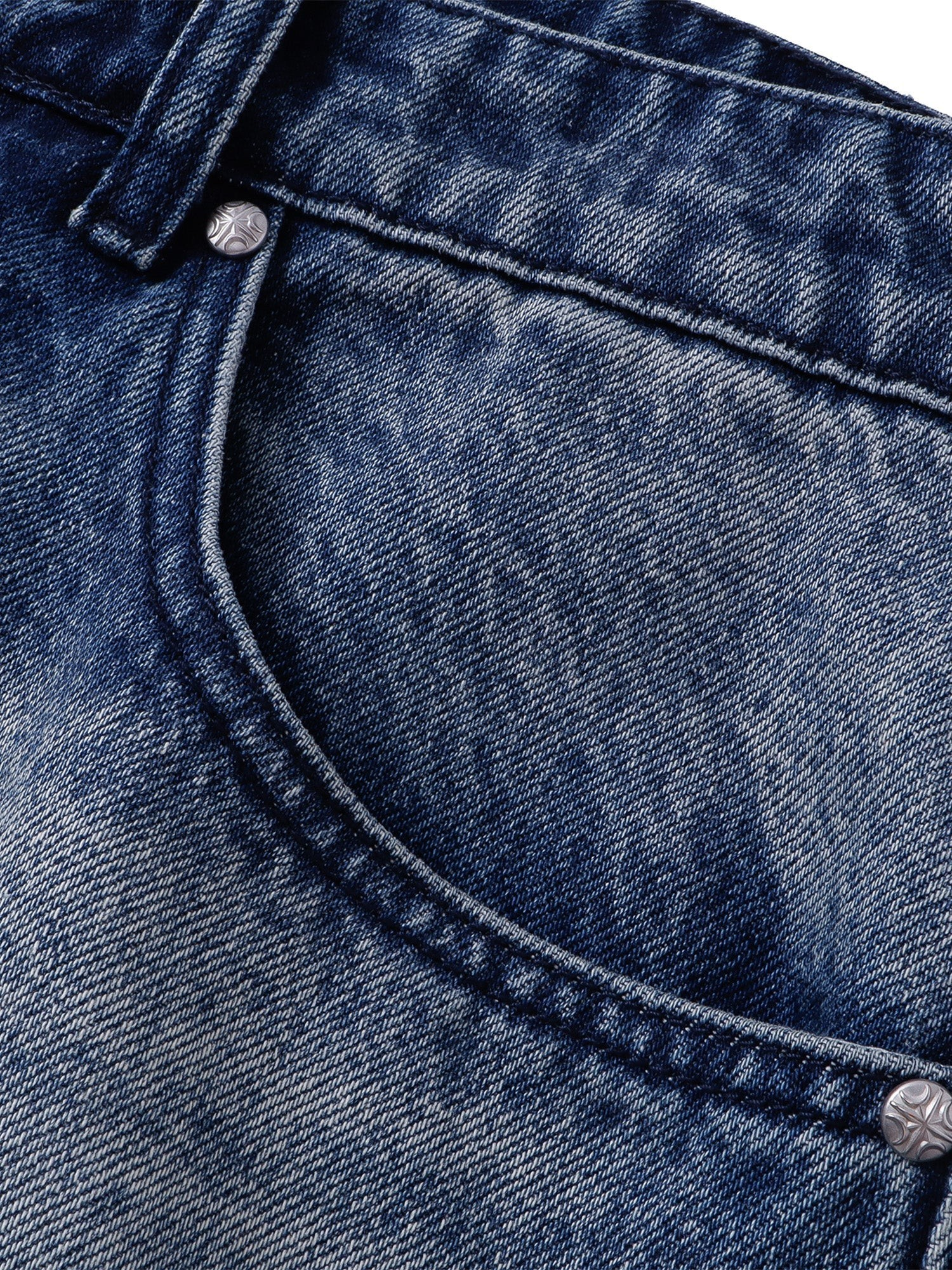 Detalle de la cintura frontal, el bolsillo relojero y el lavado desteñido del denim