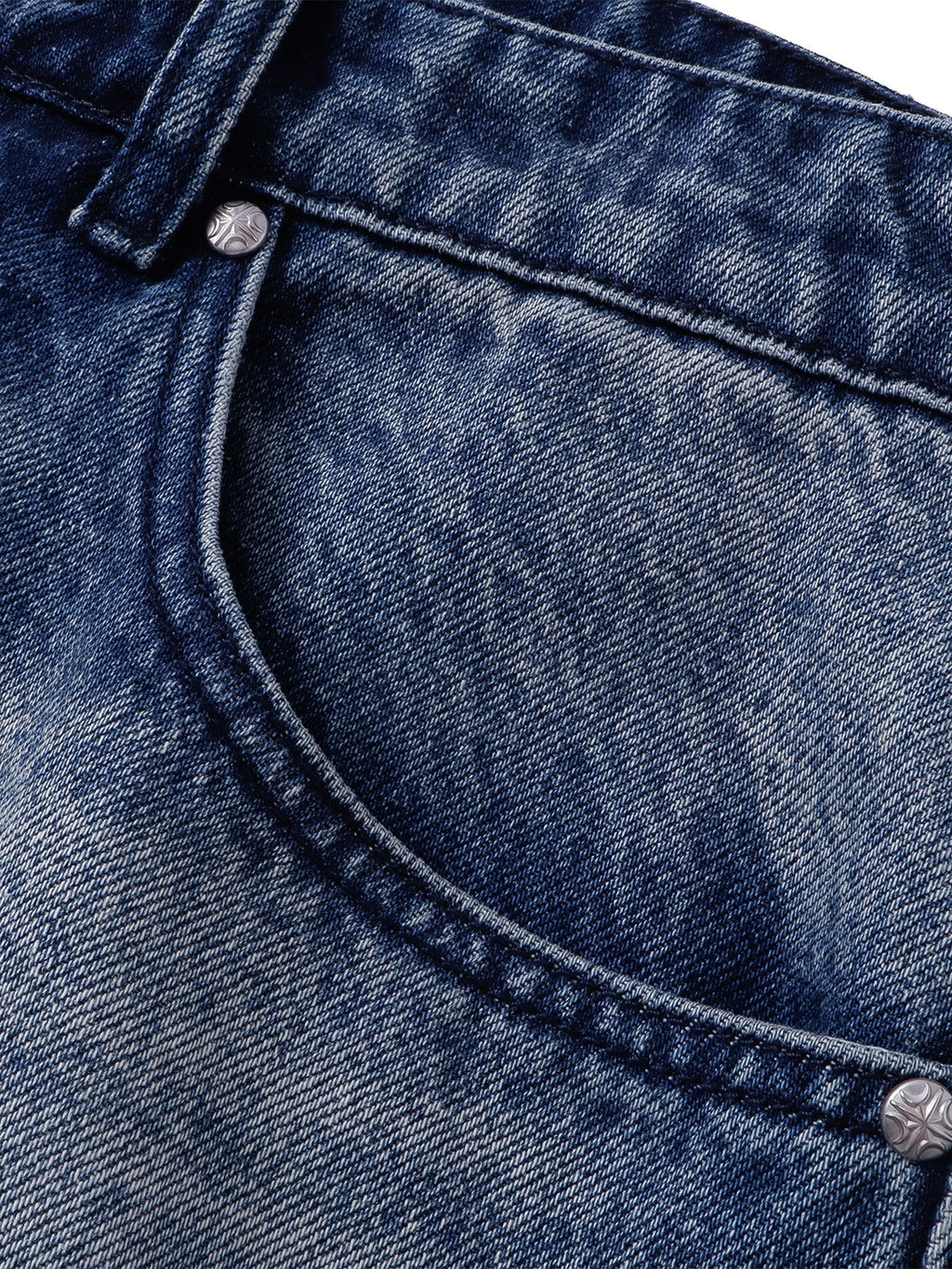 Detalle de la cintura frontal, el bolsillo relojero y el lavado desteñido del denim