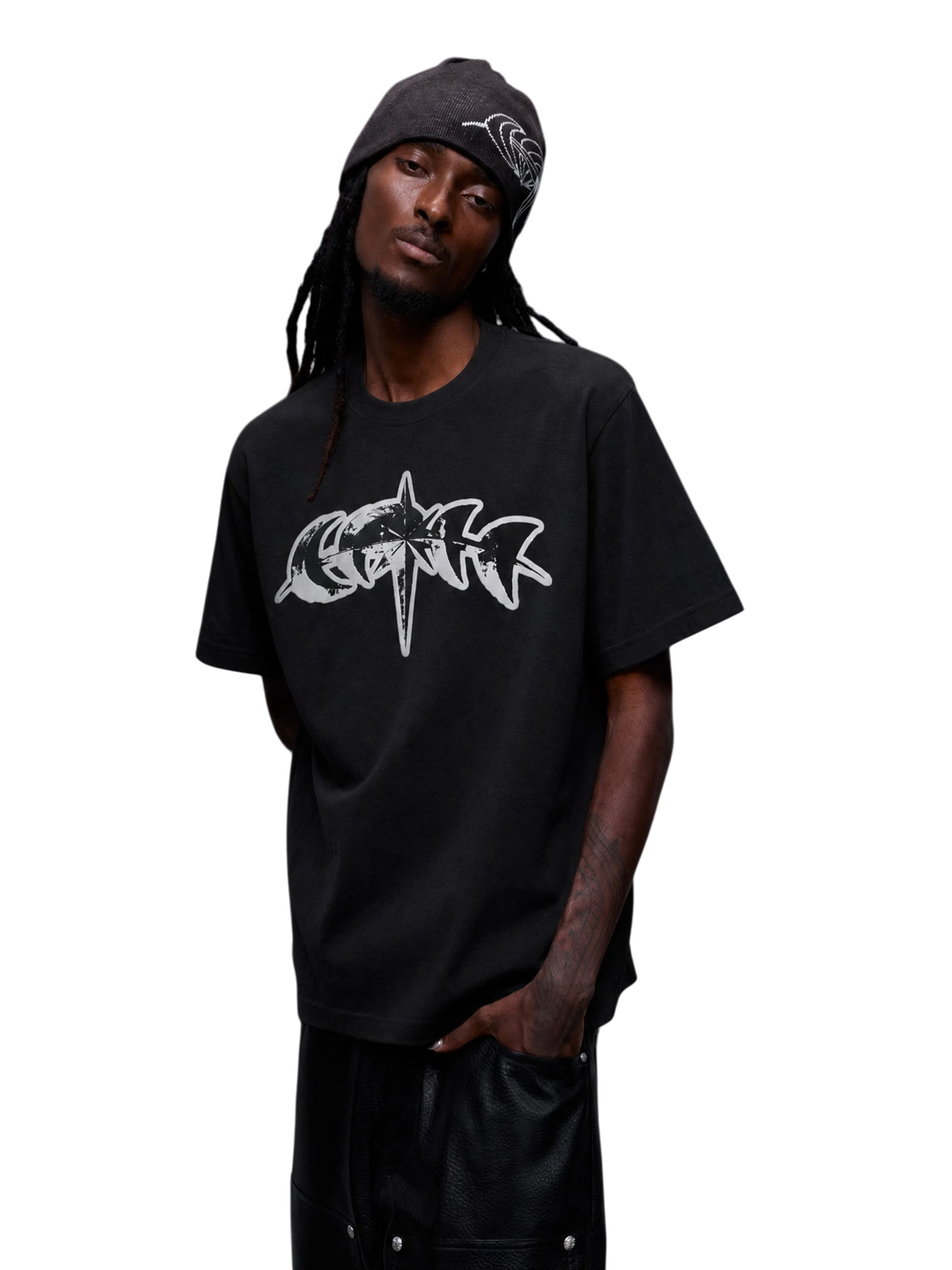 Modelo con camiseta gráfica negra reflectante Luminous Dawn