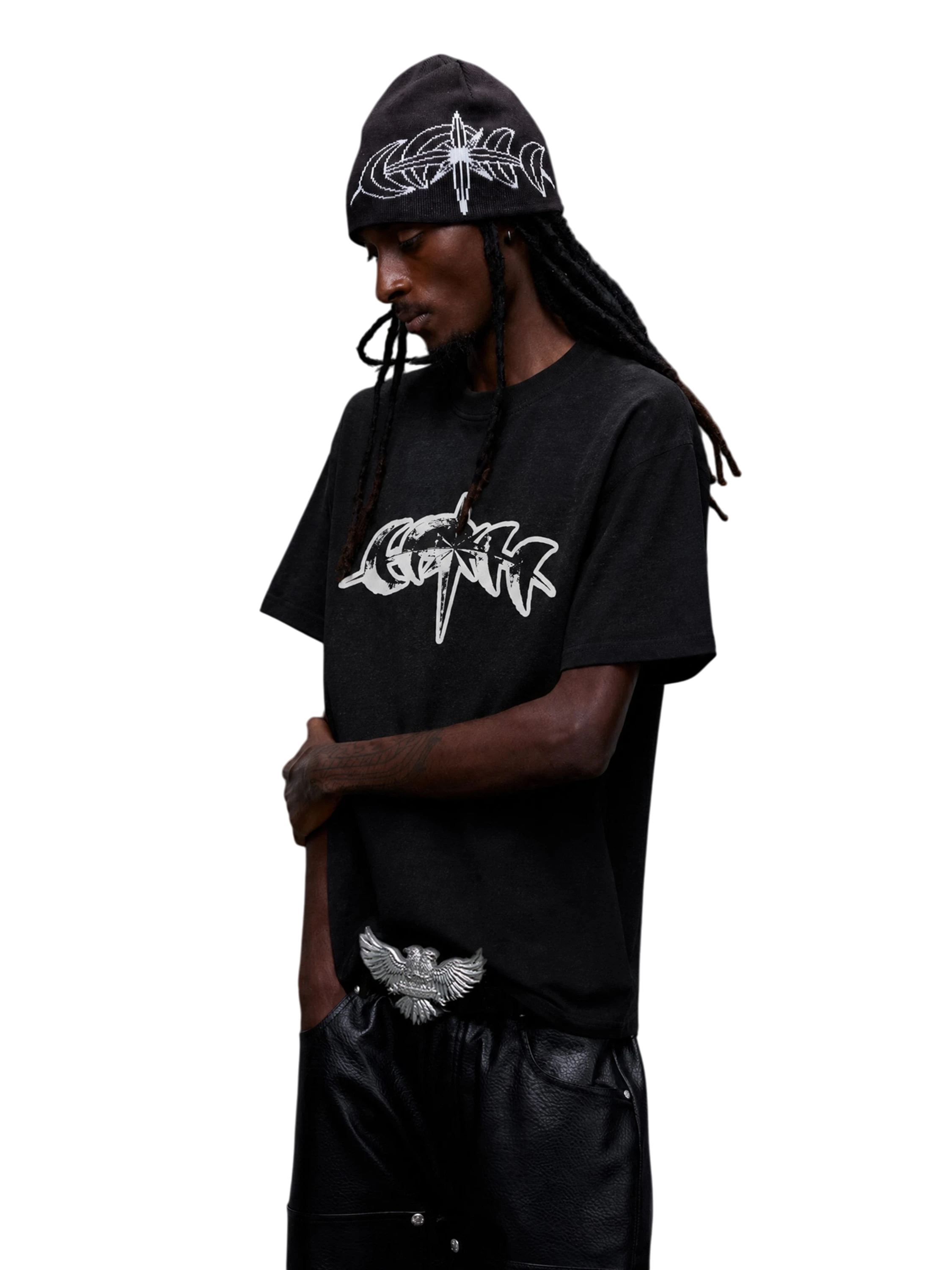 Camiseta negra con estrella reflectante 3M sobre modelo, vista a tres cuartos