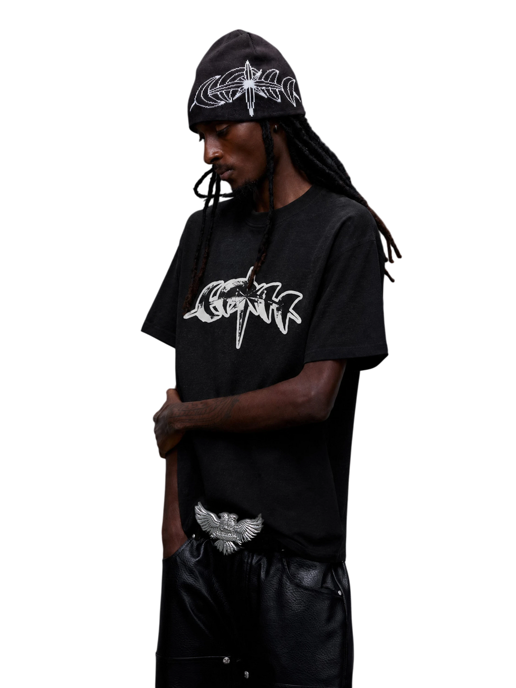 Camiseta negra con estrella reflectante 3M sobre modelo, vista a tres cuartos