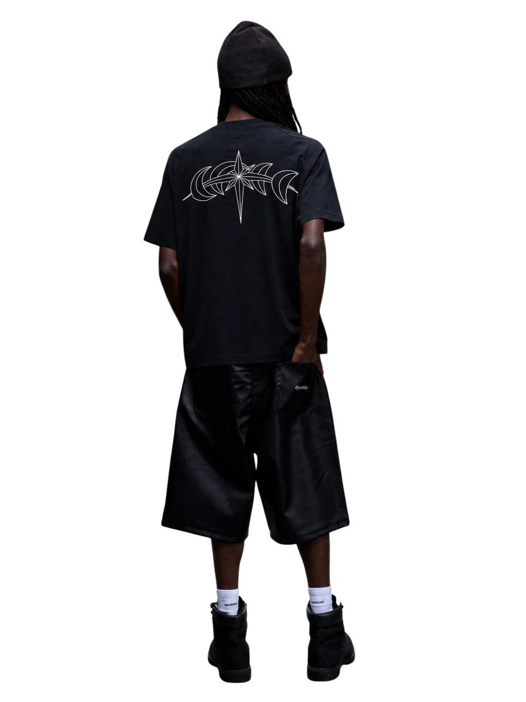 Modelo con camiseta negra Luminous Dawn y gráfica trasera de estrella astral y medias lunas