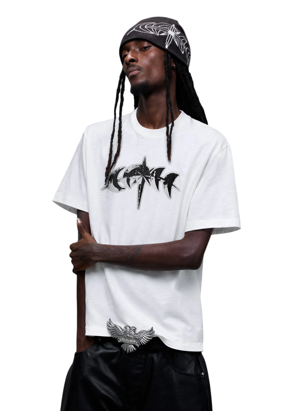 Camiseta blanca con estrella reflectante sobre modelo, vista cercana a tres cuartos