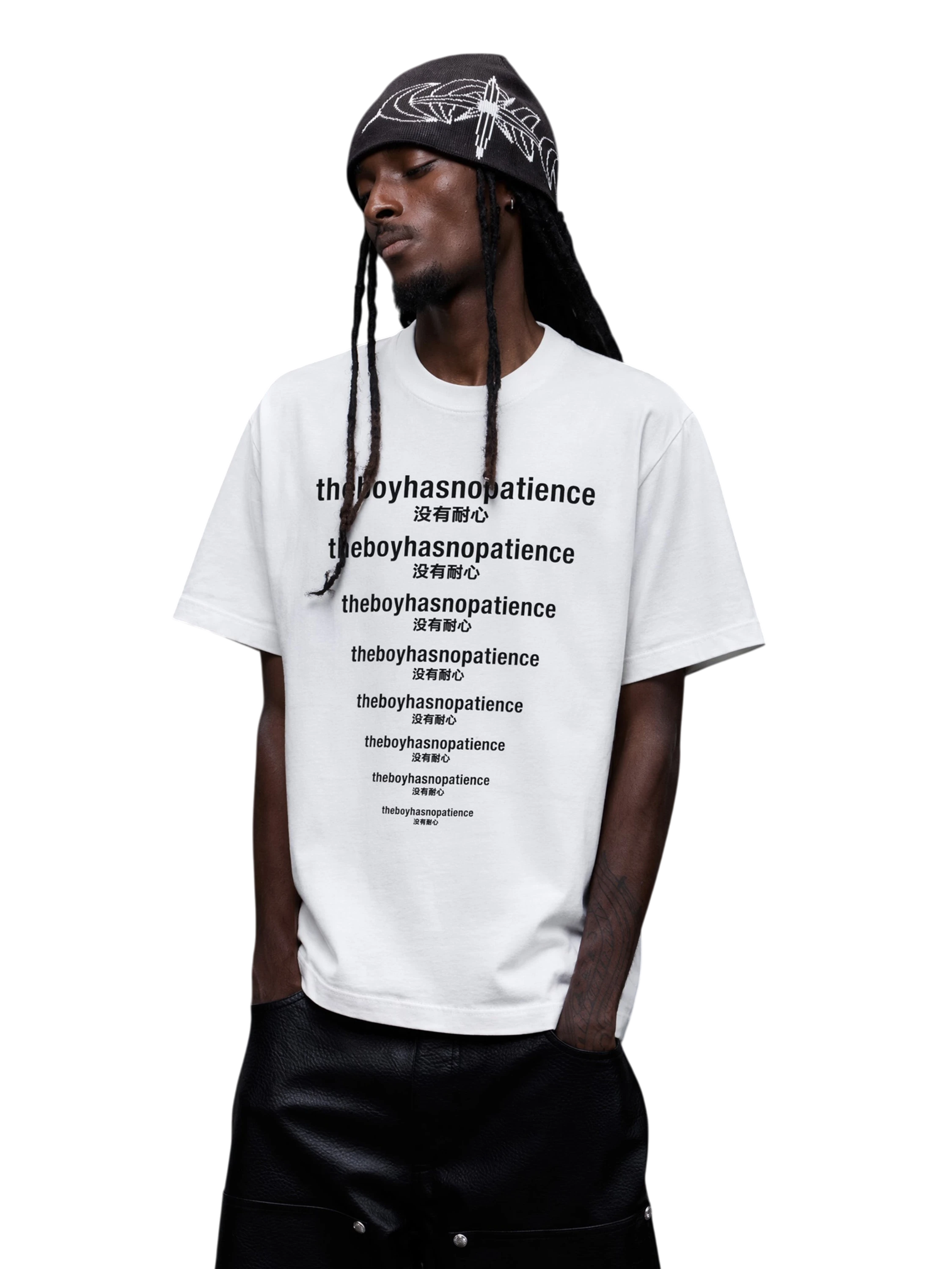 Modelo con camiseta blanca de eslogan Luminous Dawn, vista frontal a tres cuartos