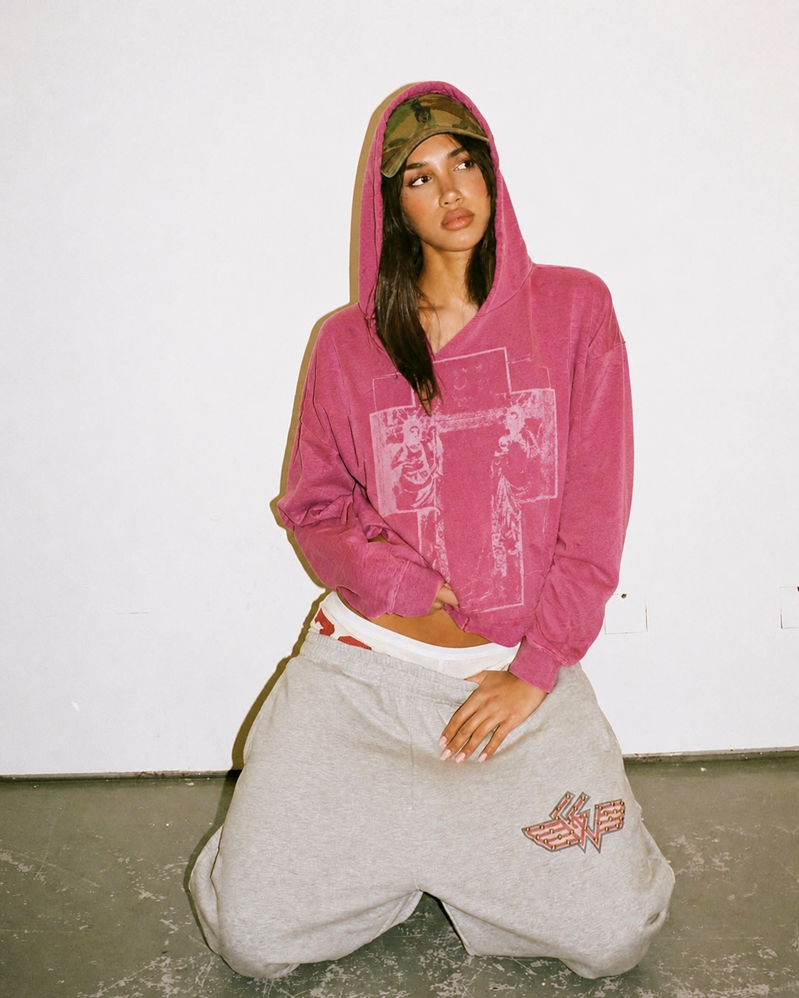 DISCIPLE FELPA CON CAPPUCCIO DOPPI SANTI CON STAMPA A CORROSIONE — NO PATIENCE CLUB look 2