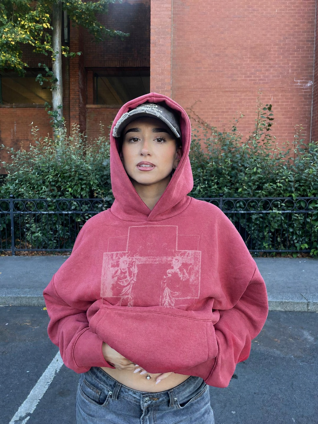 DISCIPLE FELPA CON CAPPUCCIO DOPPI SANTI CON STAMPA A CORROSIONE — NO PATIENCE CLUB look 5